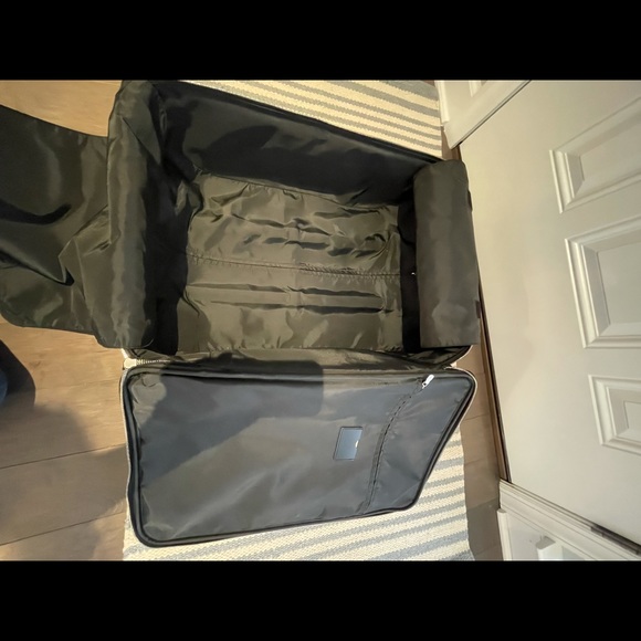 This is a Louis Vuitton travel bag black. - Picture 10 of 16